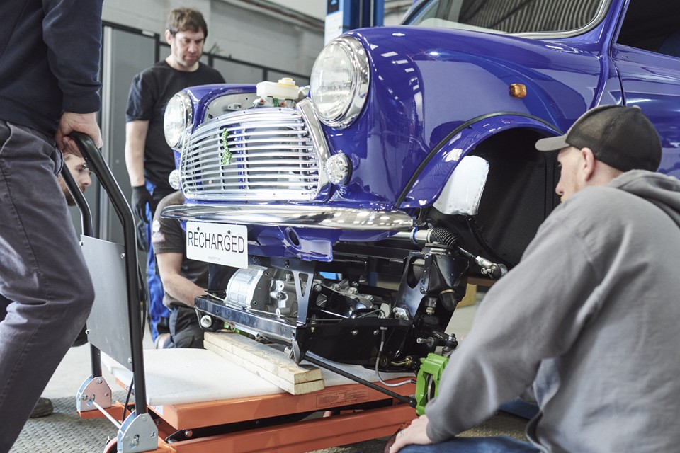 Scene of engine replacement  Scene of engine replacement